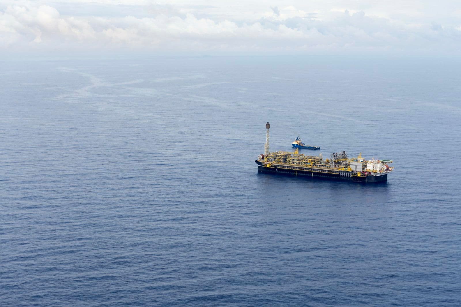 Navio-plataforma FPSO em operação no mar